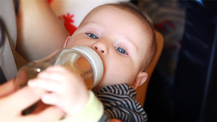 مشروبات عشبية دافئة مهدئة للأطفال الرضع