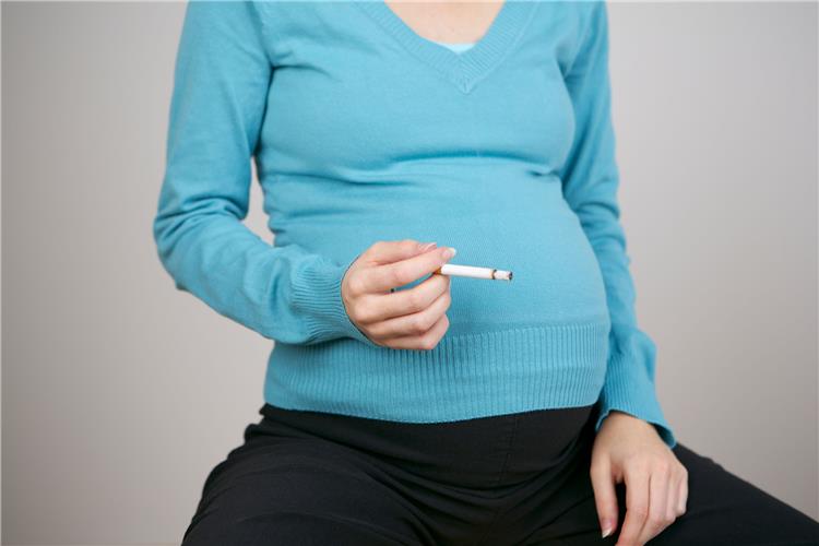 أضرار التدخين على الحامل في الشهر الأول