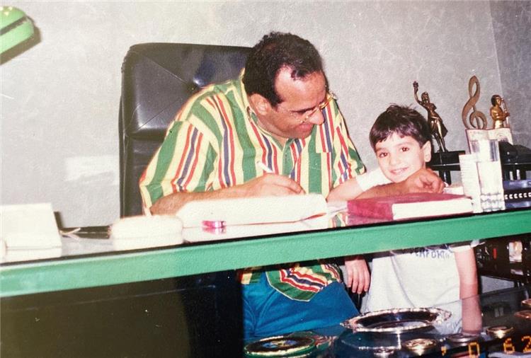 صور نادرة لمحمد الشرنوبي في الصغر مع والده