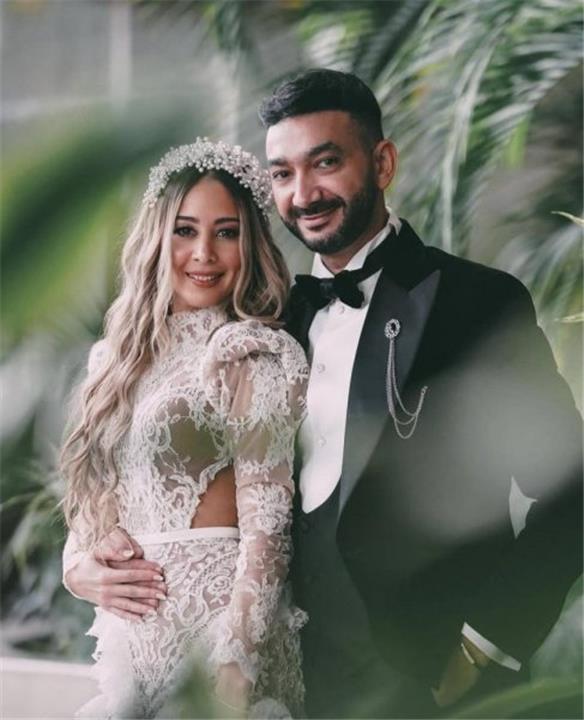 نادر حمدي ينشر أول صورة مع زوجته بعد الفرح