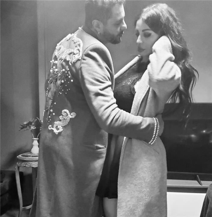 أحمد الفيشاوي وزوجته ندى الكامل في صور جريئة