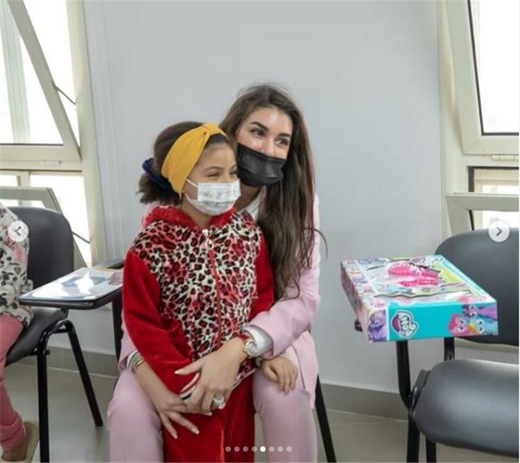 ياسمين صبري تزور أطفال مستشفى أبو الريش وتوزع عليهم الهدايا