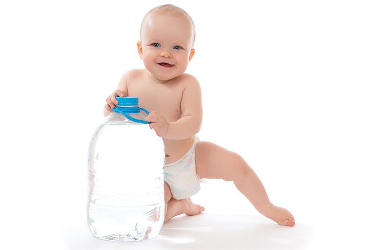 متى يقدم الماء للأطفال حديثي الولادة