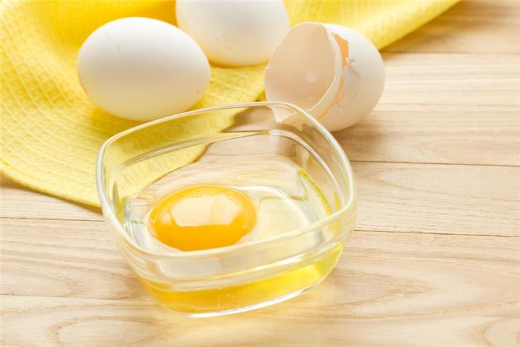 فوائد البيض للشعر الخفيف والمتساقط