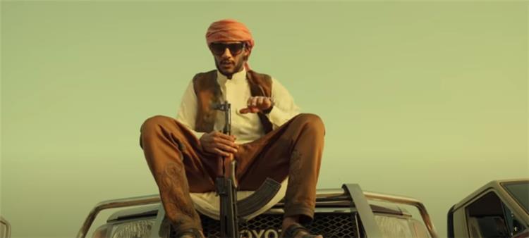 محمد رمضان يثير الجدل باستخدامه سلاح ناري في كليب أغنيته الجديدة