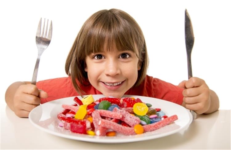 نصائح للتحكم في رغبة الأطفال بتناول الحلويات
