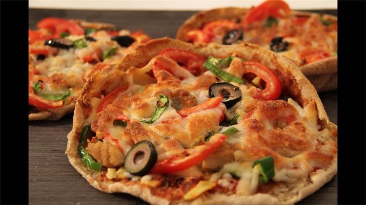 طريقة عمل البيتزا السريعة بالعيش الشامي بالخطوات