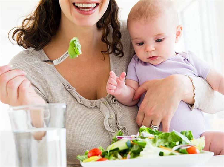 هل تحتاجين إلى مراقبة ما تأكلينه أثناء الرضاعة الطبيعية؟