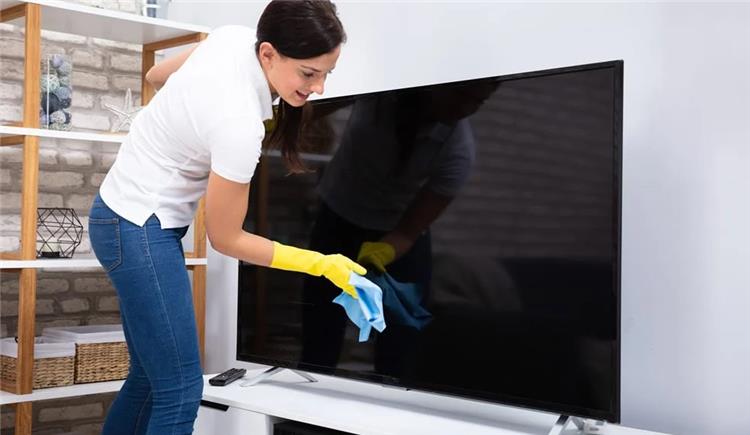 الطريقة الأمثل لتنظيف شاشة التلفزيون دون تلف
