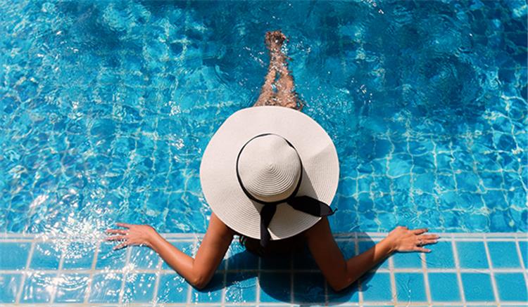 كيف تحمي بشرتك من كلور حمام السباحة؟