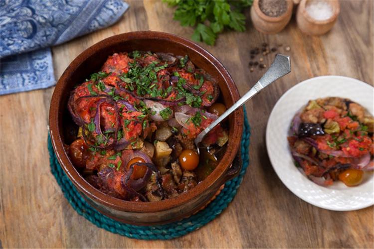 طريقة عمل دجاج كمونية بصوص البنجر