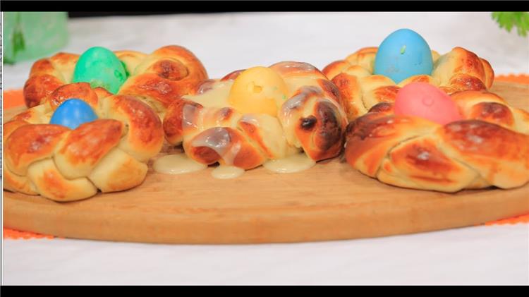 طريقة عمل البريوش بالبيض الملون بالخطوات والفيديو