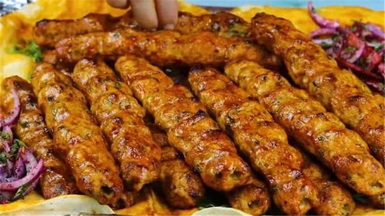 طريقة عمل كفتة الدجاج مع سلطة بابا غنوج بالزبادي والحمص