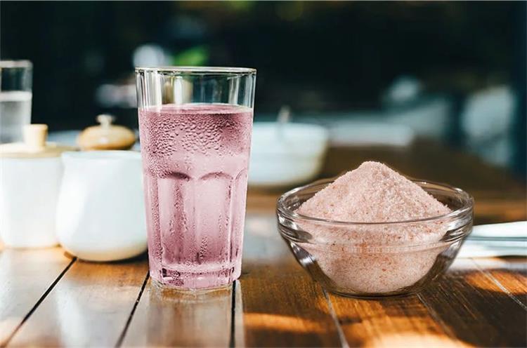 فوائد شرب ملح الهملايا مع الماء