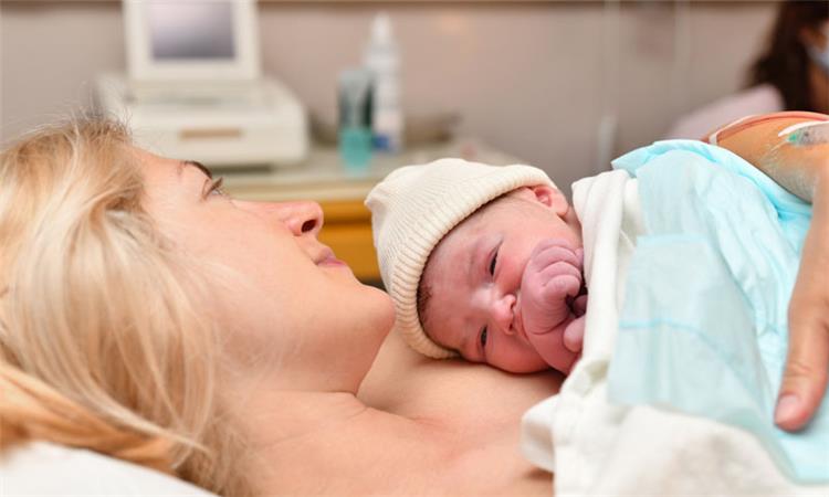 فوائد ملامسة الجلد للجلد مع طفلك فور الولادة