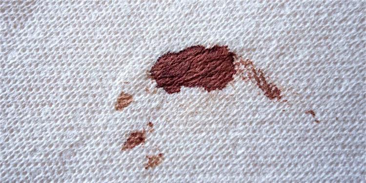 أسهل طريقة لإزالة بقع الدم من الملابس والسجاد