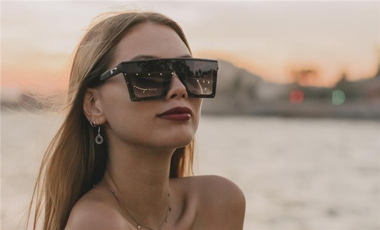 أحدث اتجاهات النظارات الشمسية للنساء في 2024