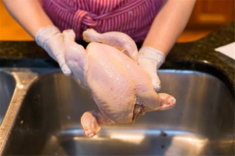 أضرار غسل الدجاج قبل الطهي