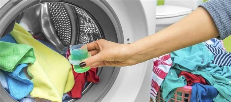 نصائح لتنظيف البقع العنيدة من الملابس قبل وضعها في الغسالة