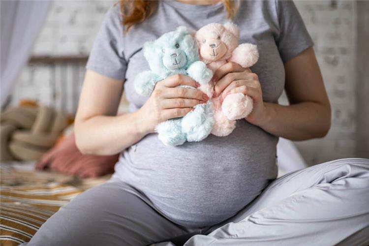 أسباب زيادة احتمالية الحمل بتوأم وعوامل الخطر
