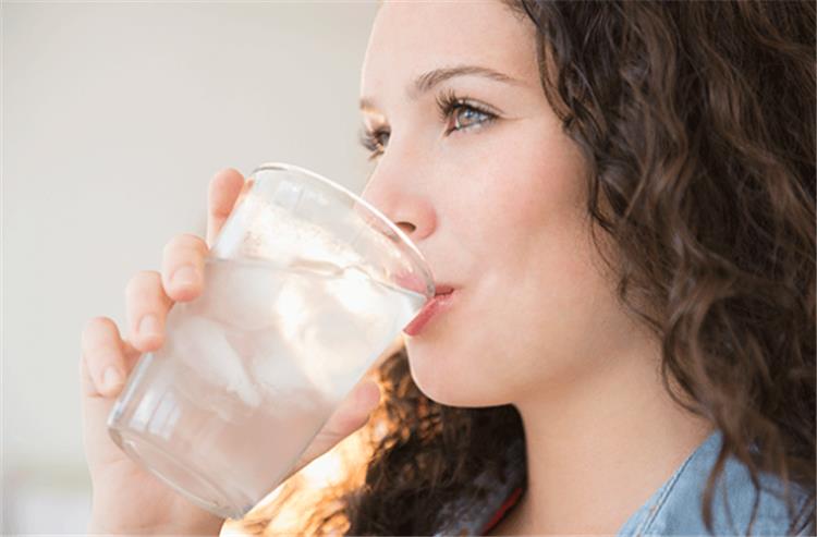 8 علامات على نقص الماء في جسمك