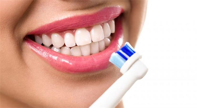 تنظيف الأسنان بطرق مثالية للتخلص من الاصفرار