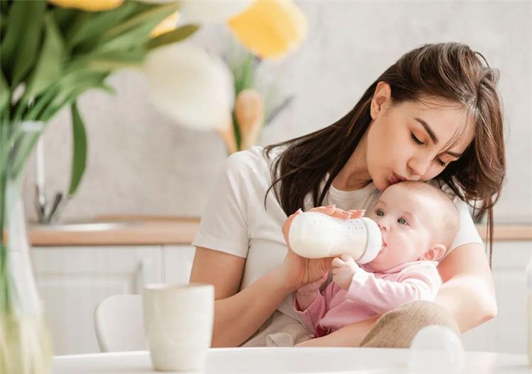 متى تكون الرضاعة الصناعية خيارًا مناسبًا للأم؟