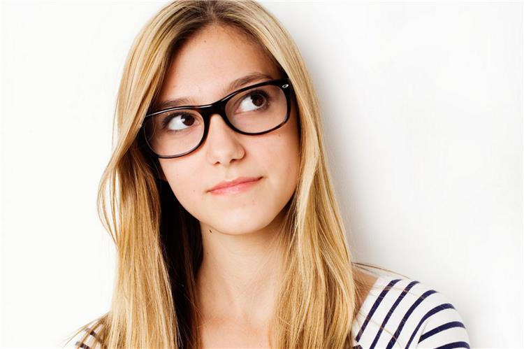 وصفات طبيعية للتخلص من آثار النظارة الطبية على الوجه