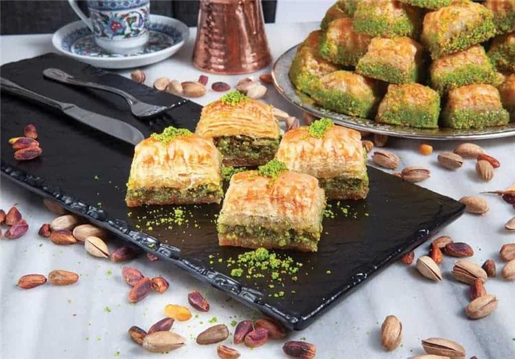 طريقة عمل البقلاوة على أصولها بالمكسرات