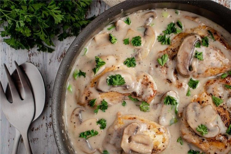 طريقة عمل شوربة دجاج بالوايت صوص والمشروم