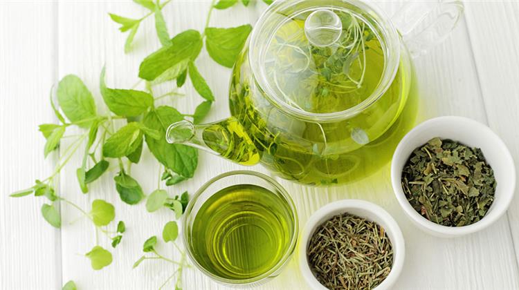 10 فوائد صحية للشاي الأخضر