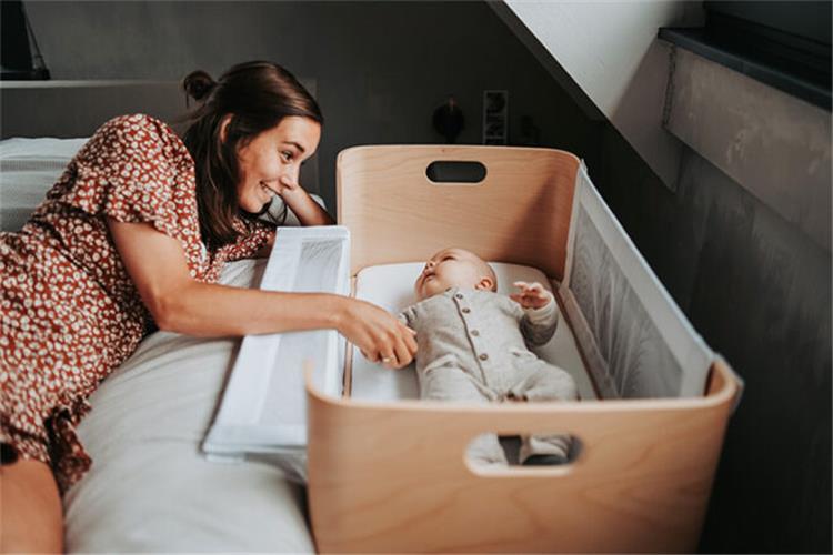 أهمية نوم الأطفال حديثي الولادة في نفس غرفتك