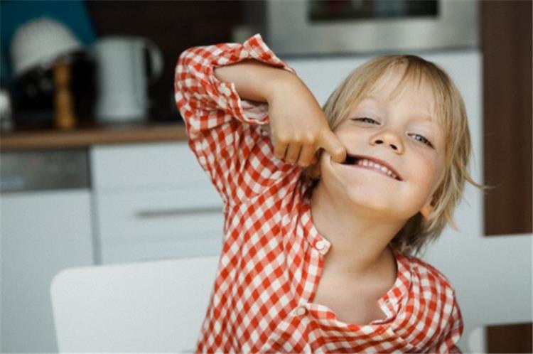 سبب رائحة الفم الكريهة عند الاطفال وأفضل الطرق لعلاجها لهلوبة