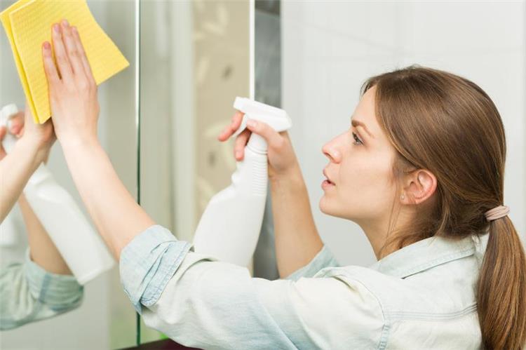 4 نصائح للحصول على مرآة نظيفة خالية من الخطوط