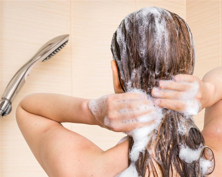 طريقة غسل شعرك بشكل صحيح.. ما يجب فعله وما لا يجب فعله
