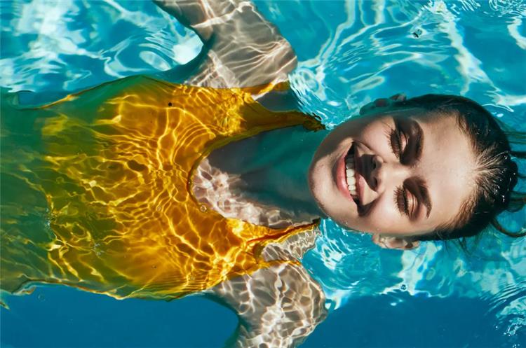 10 نصائح ذهبية لحماية الشعر من ماء حمام السباحة