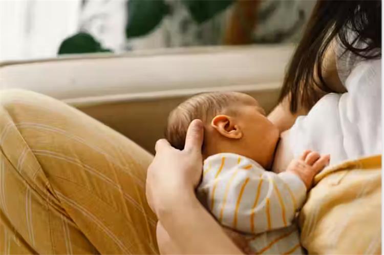 الأخطاء الأكثر شيوعًا التي ترتكبها الأمهات في الرضاعة الطبيعية