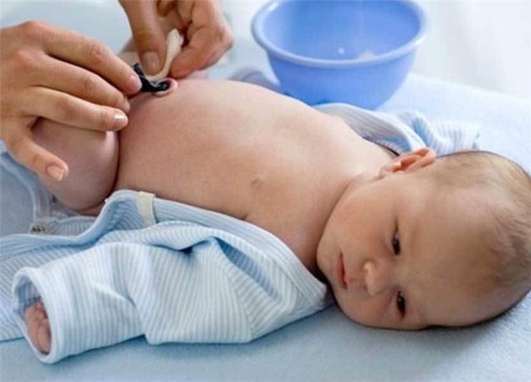 كيفية العناية بالحبل السري للأطفال حديثي الولادة