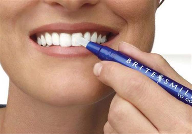 فوائد وأضرار قلم تبييض الأسنان