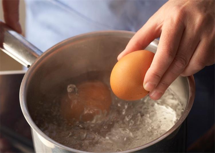 هل طول مدة سلق البيض تعرضك للتسمم؟