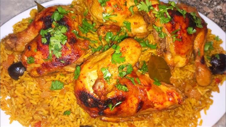 طريقة عمل كبسة الدجاج مع سلطة الدقوس