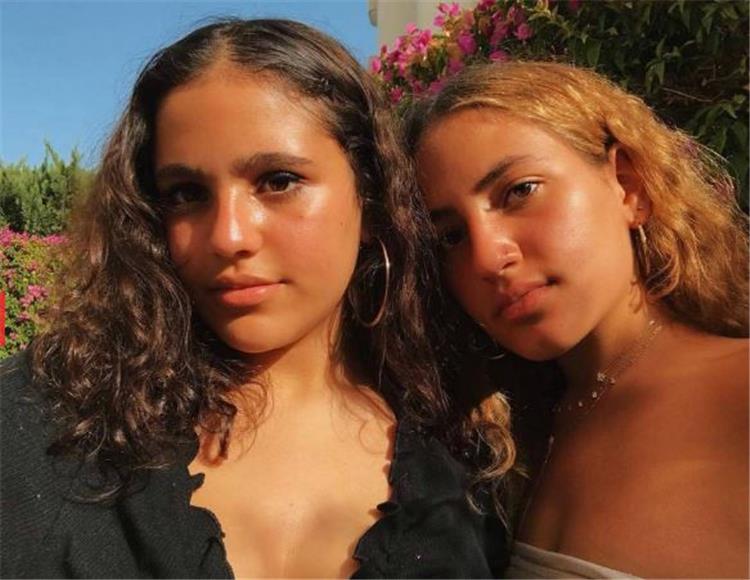 نور عمرو دياب تعلق على صورة جريئة لشقيقتيها جانا وكنزي