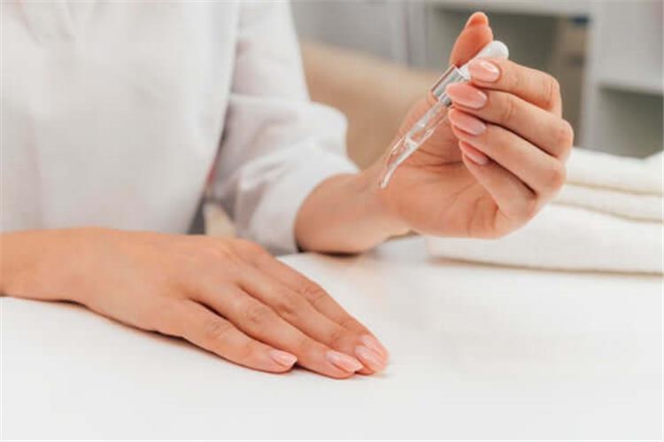 أهمية الترطيب في العناية بالأظافر والجلد المحيط بها