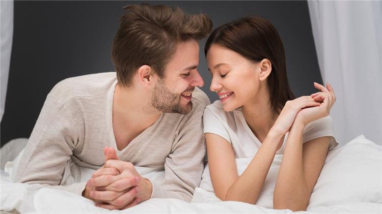 6 علامات تدل على حب الزوج لزوجته أثناء العلاقة