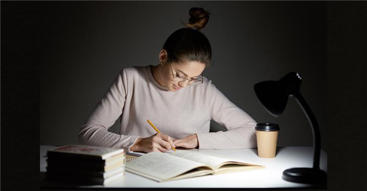 كيف تراجع ليلة الامتحان بشكل فعال دون توتر؟ 