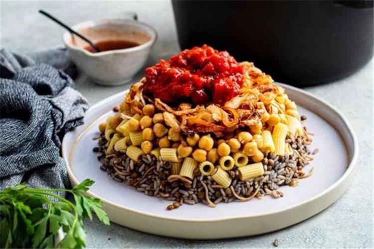 طريقة عمل الكشري المصري الأصلي بالخطوات والفيديو
