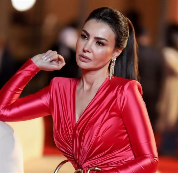 دينا فؤاد تشعل مواقع التواصل بإطلالة رياضية جريئة.. بشورت أصفر قصير