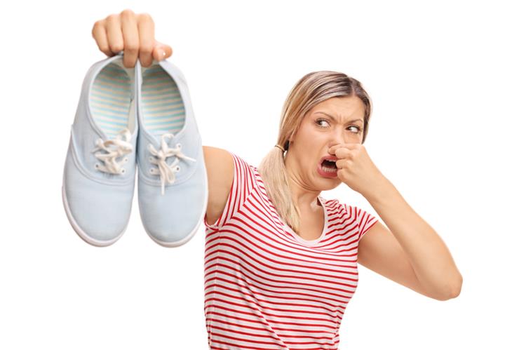 6 وصفات سهلة للتخلص من رائحة الحذاء الكريهة