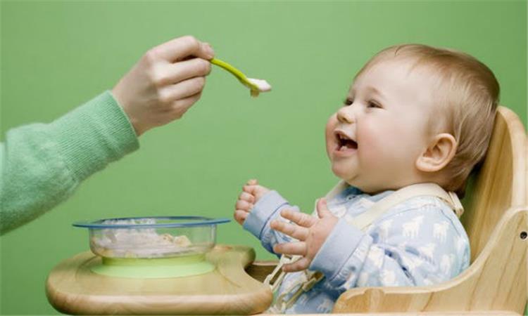 إرشادات التغذية السليمة لطفلك في عامه الأول ووصفات لوجبات مفيدة