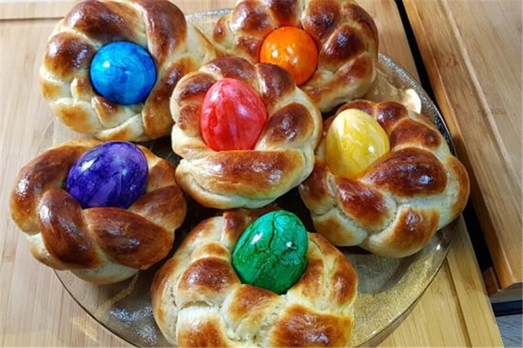 طريقة عمل البريوش بالبيض الملون